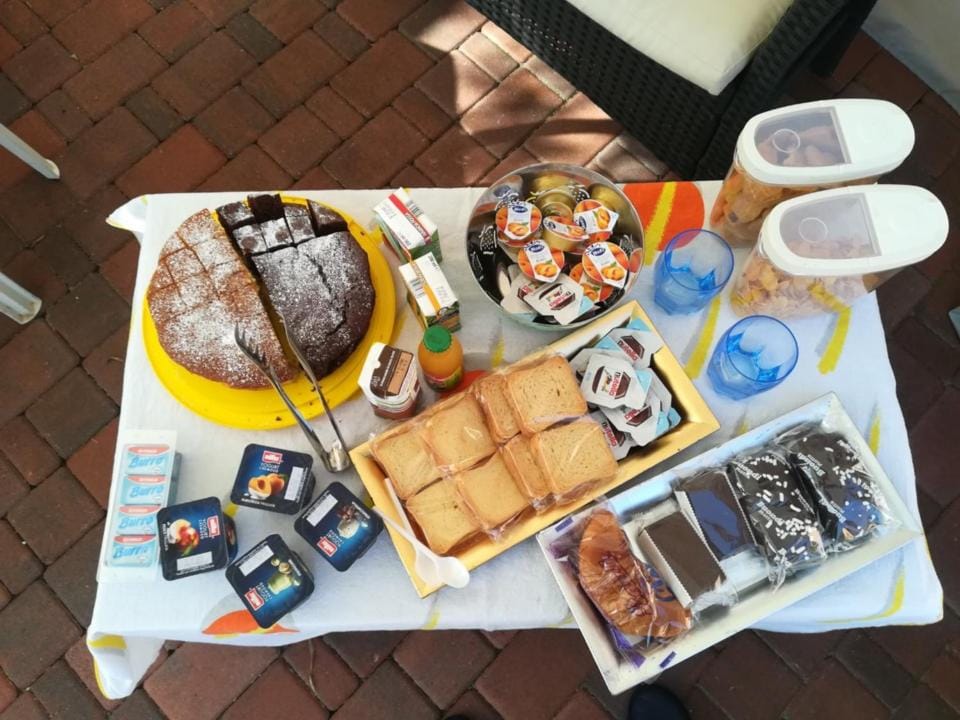 Food and drinks, Food, Breakfast, Continental breakfast
