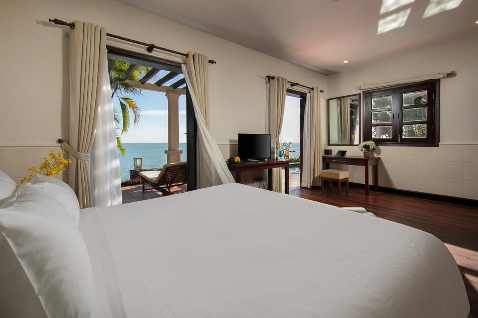 Bed, Natural landscape, TV and multimedia, Living room, Photo of the whole room, Seating area, Bedroom, Sea view