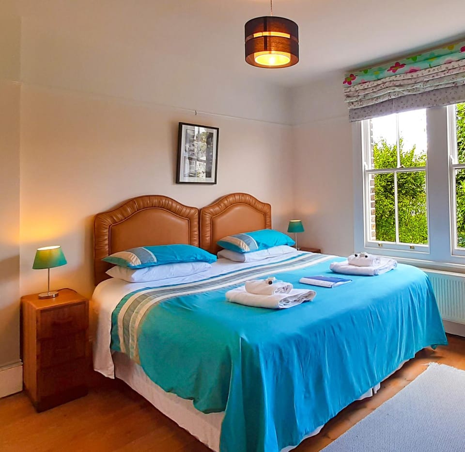 Bed, Bedroom, Garden view