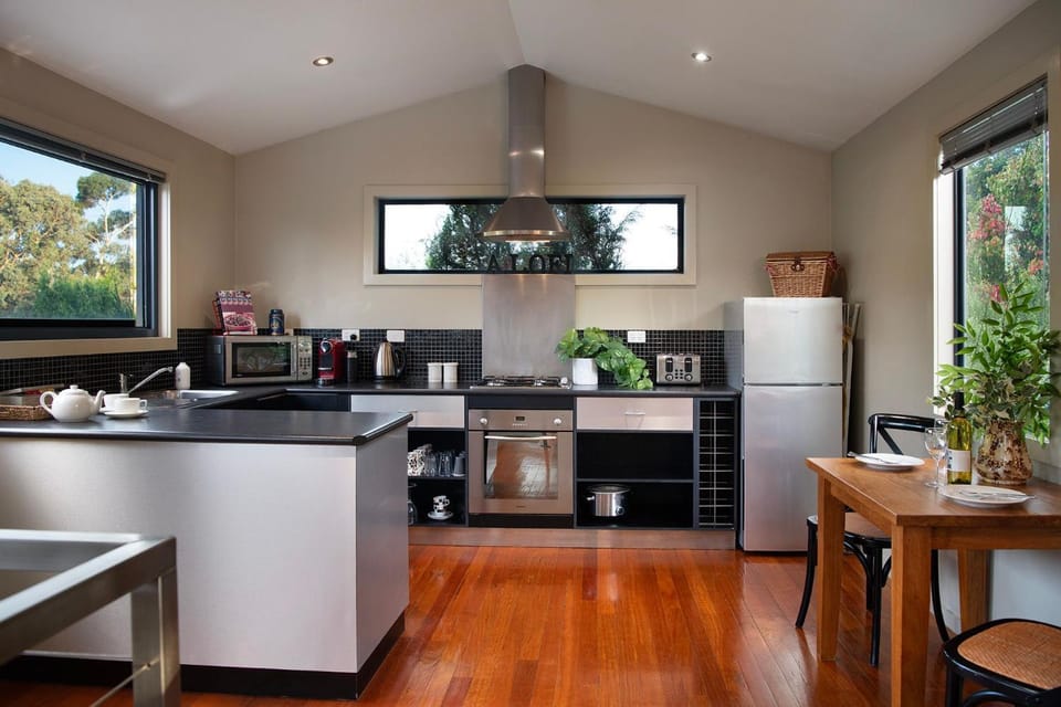 Alofi- stunning views and a private cinema room! House in Victoria