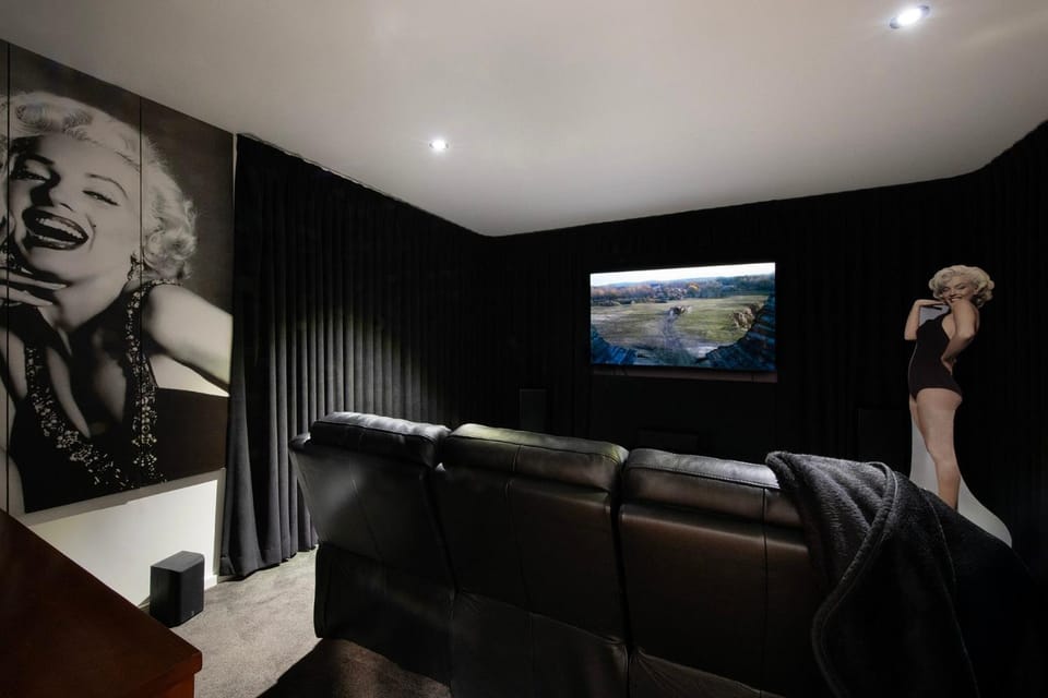 Alofi- stunning views and a private cinema room! House in Victoria