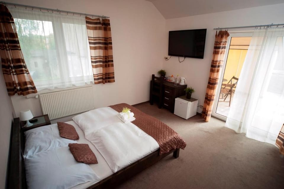 Bed, TV and multimedia, Photo of the whole room, Bedroom, towels