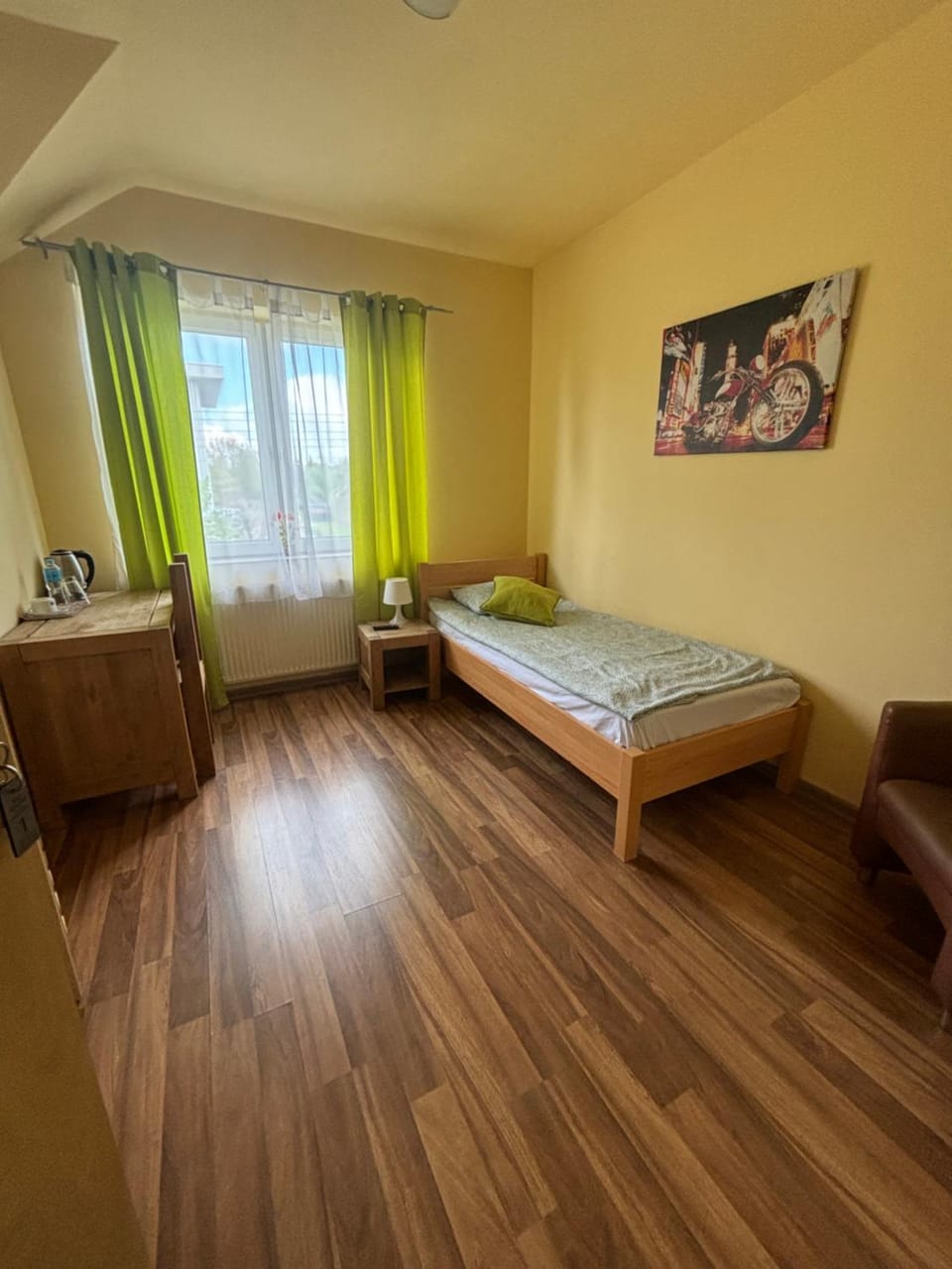 Bed, Photo of the whole room, Seating area, Bedroom