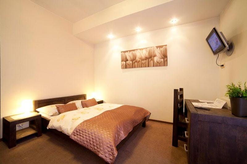 Bed, TV and multimedia, Photo of the whole room, Bedroom, hair dresser