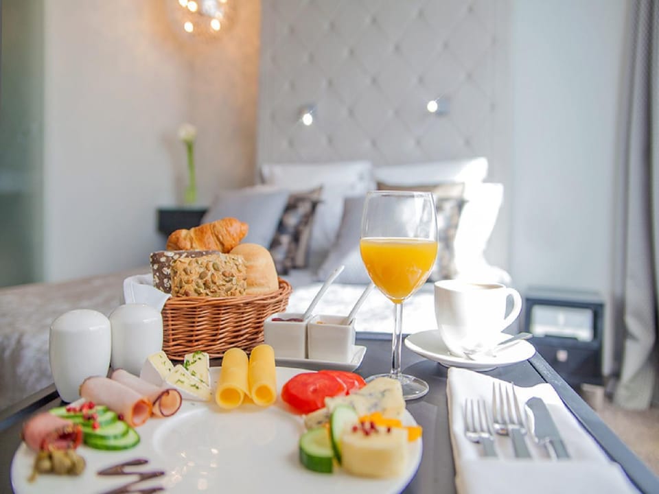 Bed, Food close-up, Food and drinks, Photo of the whole room, Decorative detail, Decorative detail, Seating area, Bedroom, Food, Breakfast, Continental breakfast, Drinks