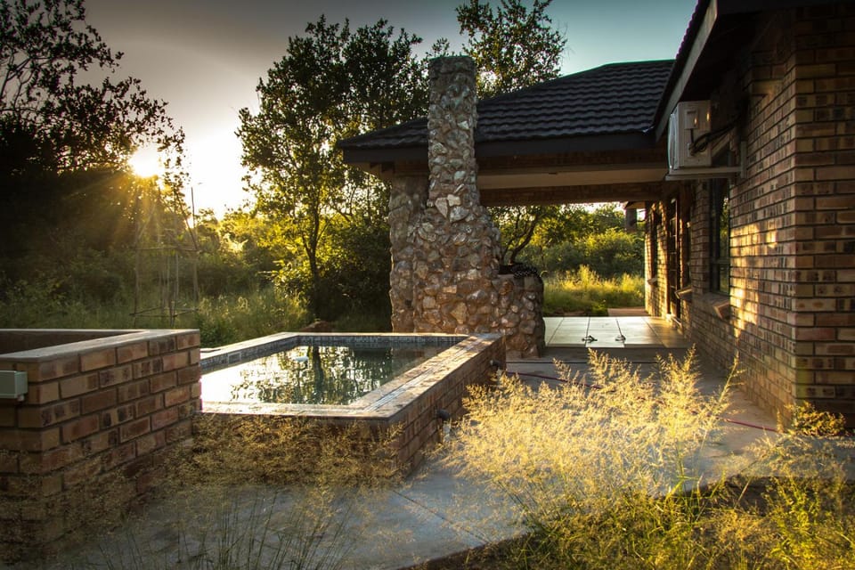 Property building, Garden, Garden view, Swimming pool, Swimming pool