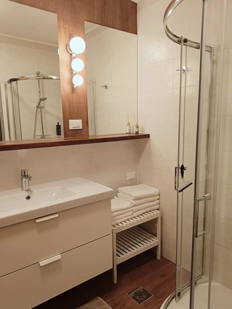Shower, Bathroom, towels