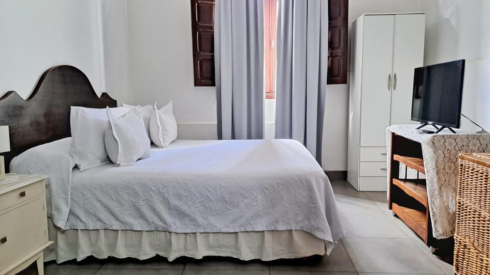 Bed, TV and multimedia, Photo of the whole room, Bedroom, wardrobe, air conditioner