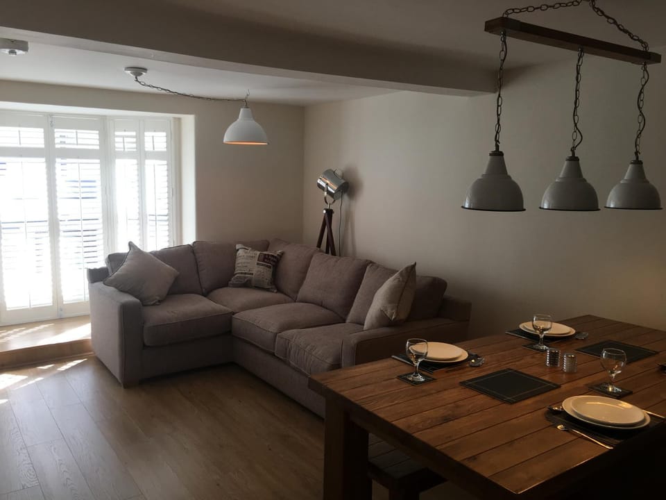 TV and multimedia, Living room, Dining area