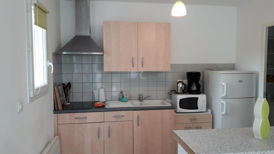 Coffee/tea facilities, Kitchen or kitchenette, dishwasher, stove, toaster, kitchen