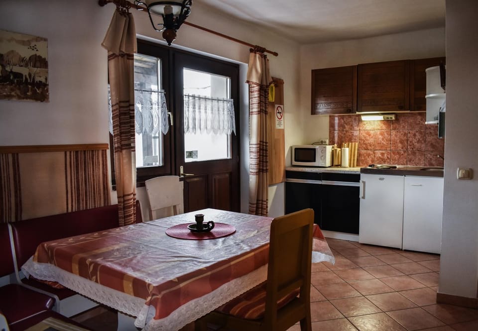 Kitchen or kitchenette, Dining area