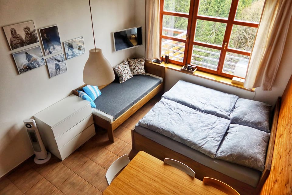 TV and multimedia, Living room, Seating area, Mountain view