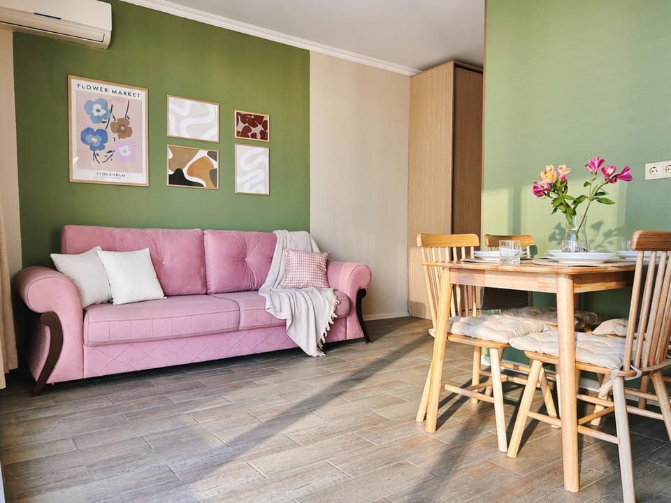 Living room, Photo of the whole room, Dining area