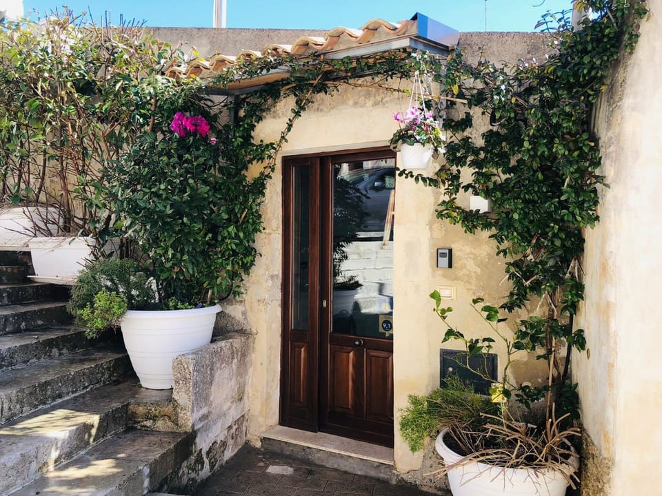 Patio, Facade/entrance