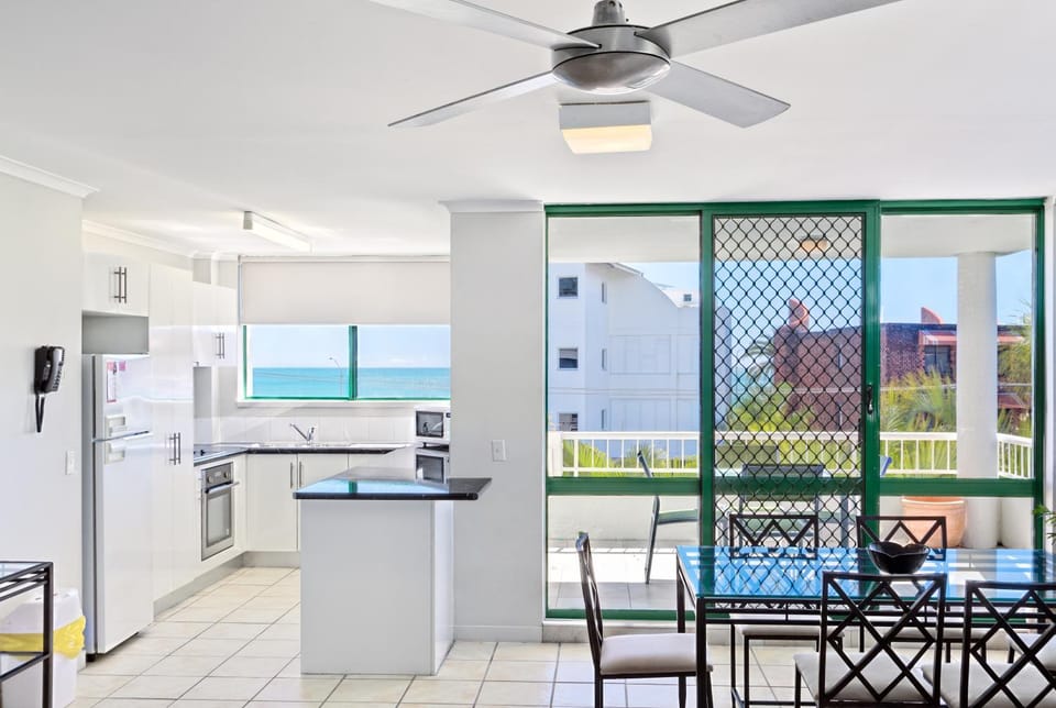 Day, Dining area