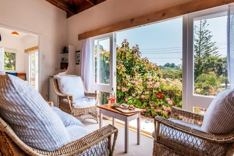 Sunshine Cottage by the Sea - Stay Waiheke House in Auckland Region