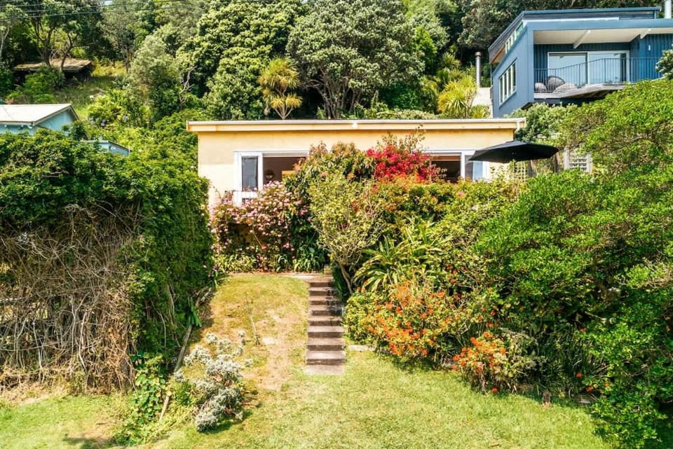 Sunshine Cottage by the Sea - Stay Waiheke House in Auckland Region