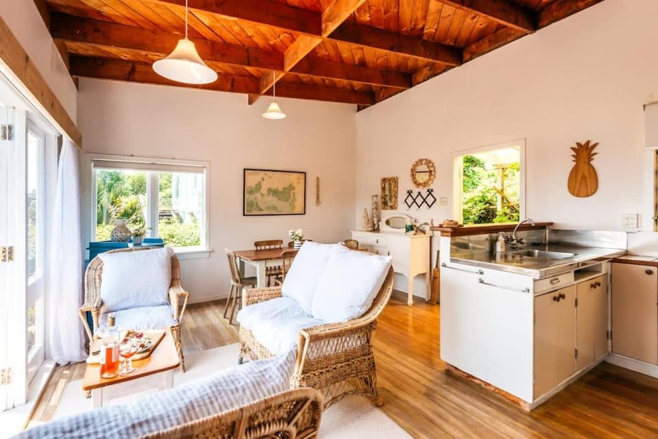 Sunshine Cottage by the Sea - Stay Waiheke House in Auckland Region