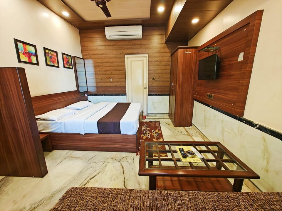 Bed, Photo of the whole room, wardrobe