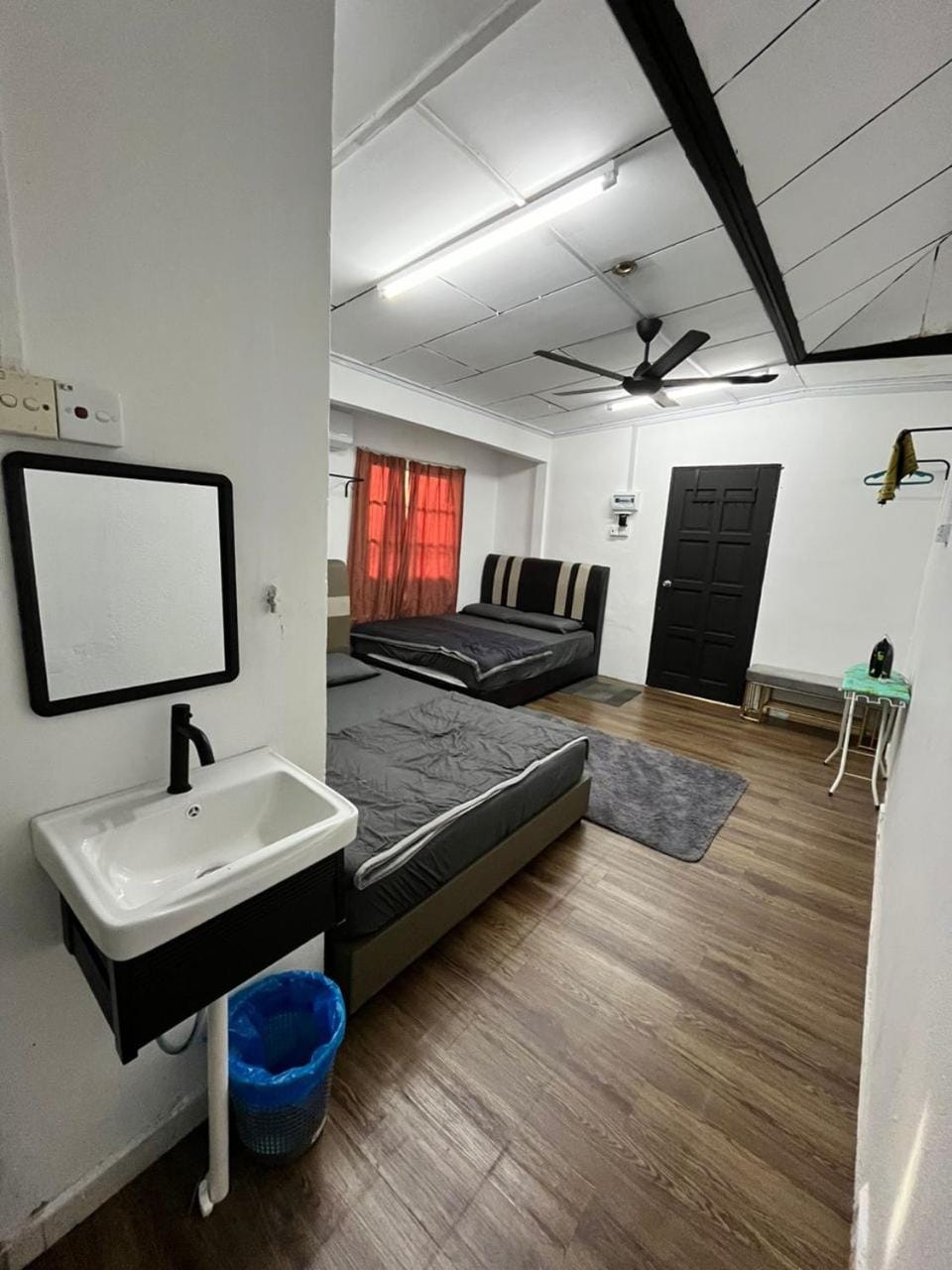 Roomstay Kuala Nerus Gated Parking - 6m to Beach & 15m to Drawbridge Vacation rental in Terengganu, Malaysia