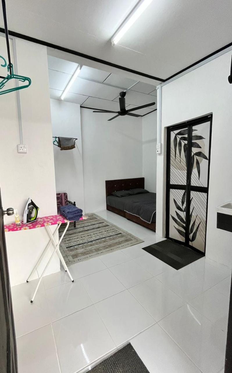 Roomstay Kuala Nerus Gated Parking - 6m to Beach & 15m to Drawbridge Vacation rental in Terengganu, Malaysia