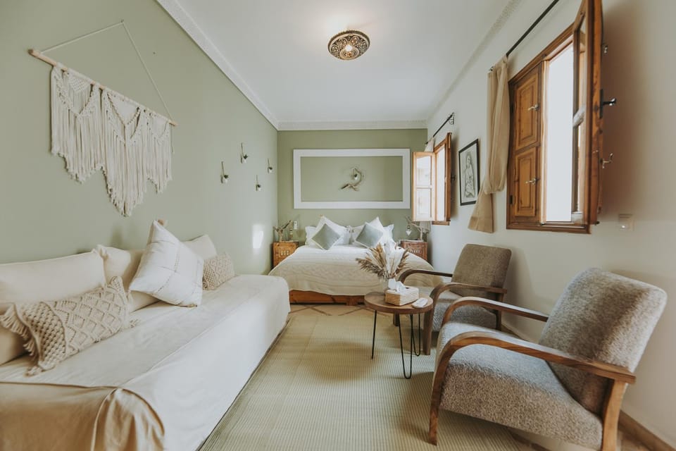 Bed, Photo of the whole room, Seating area