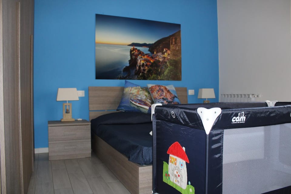 Bedroom, cot