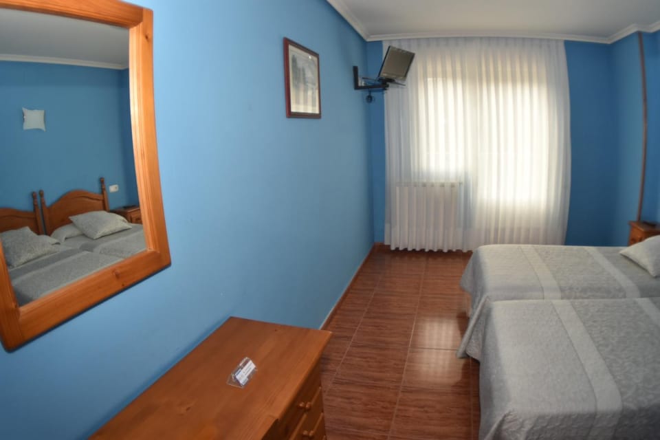 Bed, TV and multimedia, Bedroom