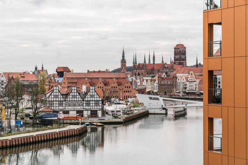 City view, River view, Location