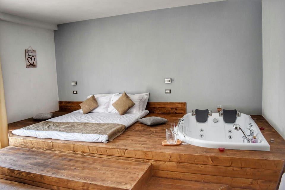 Shower, Patio, Garden, Hot Tub, Balcony/Terrace, Lobby or reception, Seating area, Landmark view, Mountain view, River view, Inner courtyard view