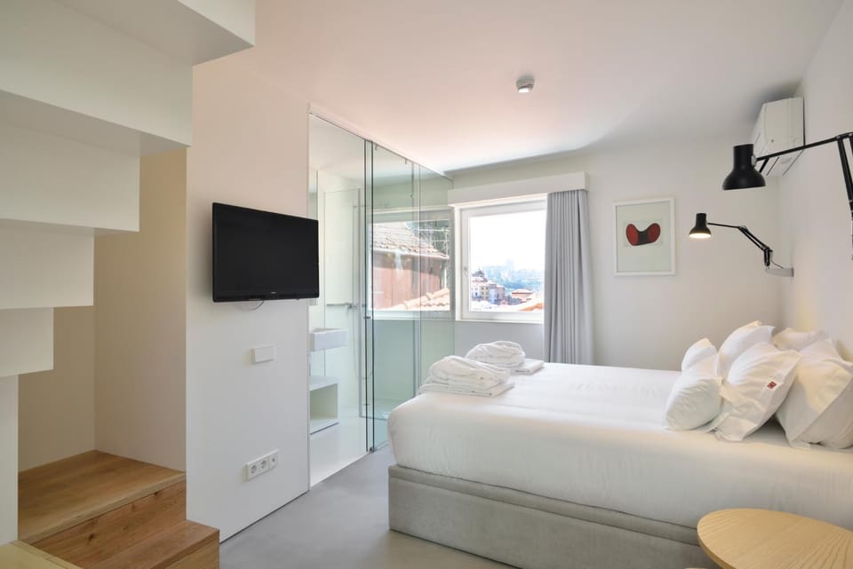 Shower, Toilet, Kitchen or kitchenette, Seating area, Bedroom, City view