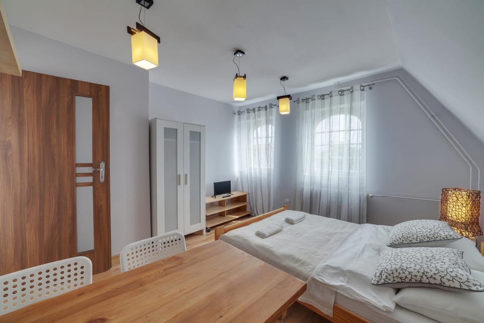 TV and multimedia, Living room, Seating area, Dining area, Bedroom