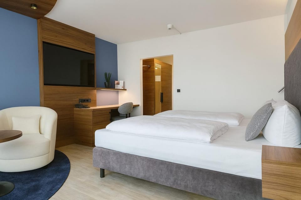 Bed, Photo of the whole room, Seating area, Bedroom, wardrobe