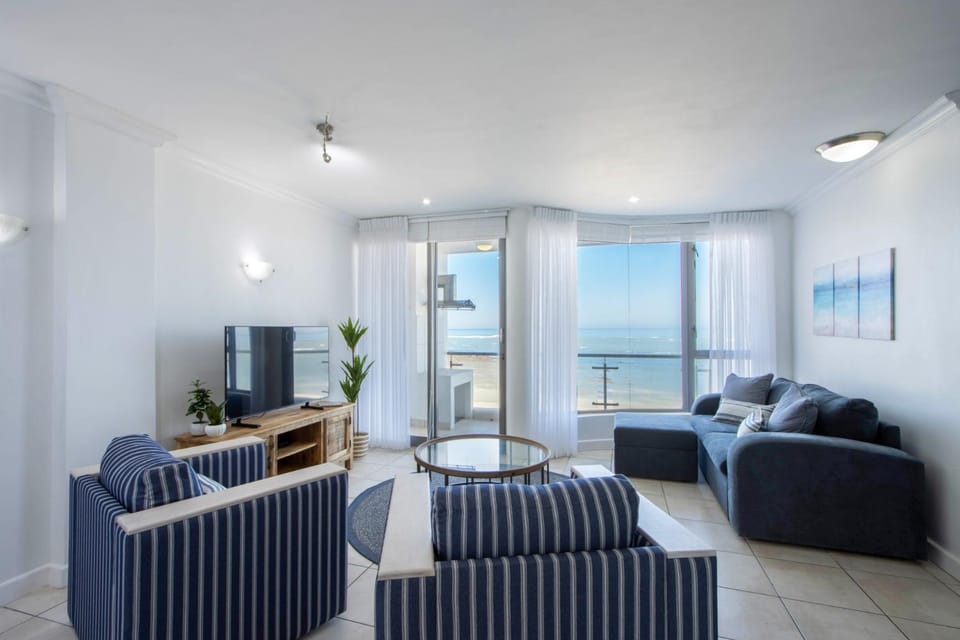 Communal lounge/ TV room, Living room, Seating area, Sea view