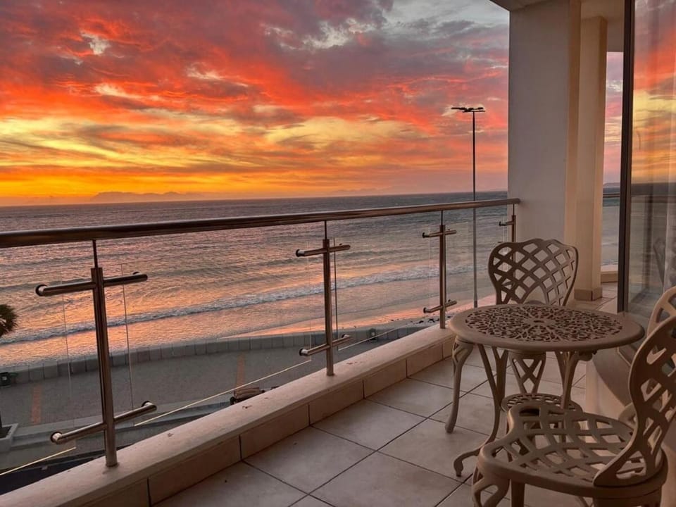 Day, View (from property/room), Balcony/Terrace, Seating area, Beach, Sea view, Sunset