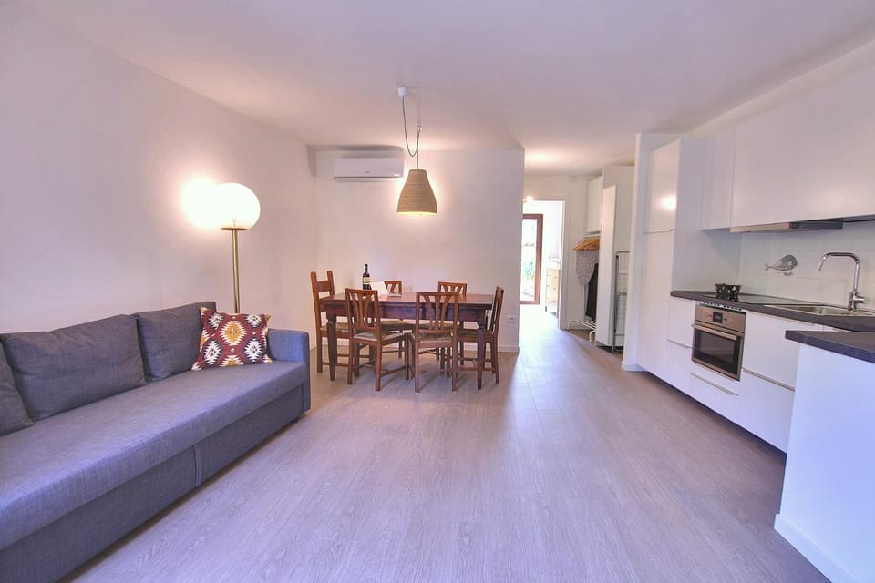 Coffee/tea facilities, Kitchen or kitchenette, Living room, Seating area, Dining area