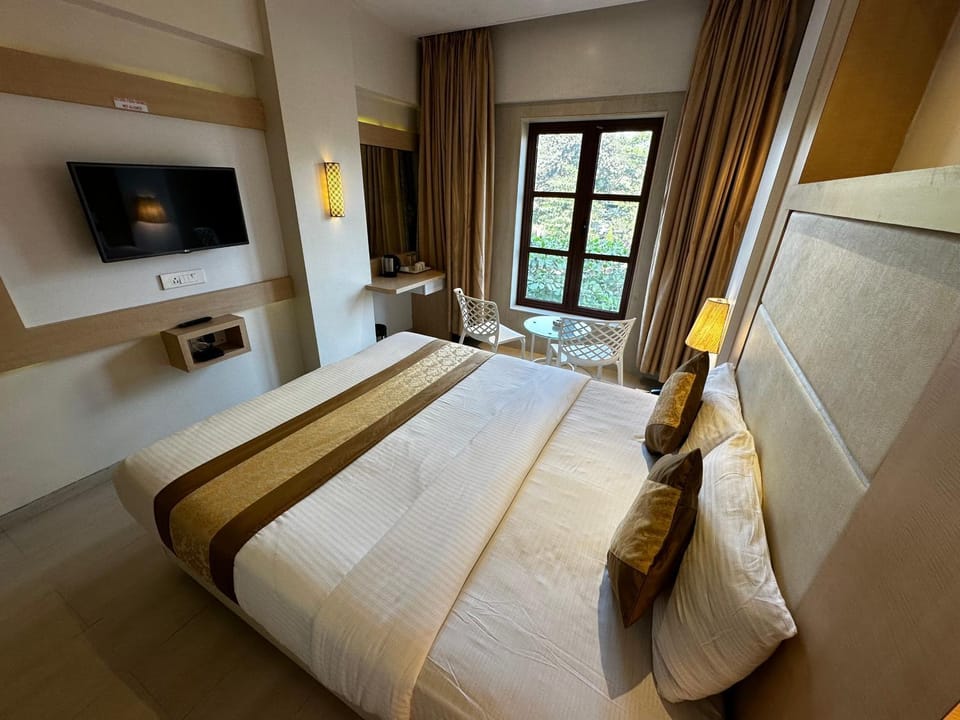 Bed, TV and multimedia, Photo of the whole room, Bedroom