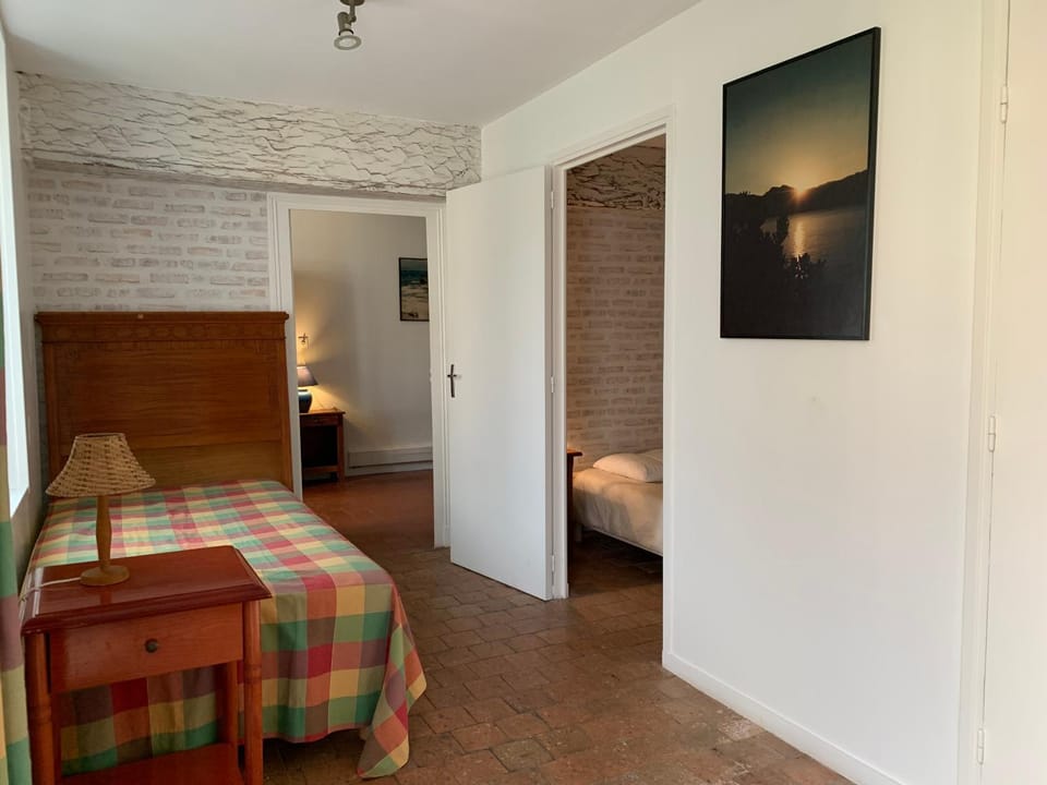 Facade/entrance, Bed