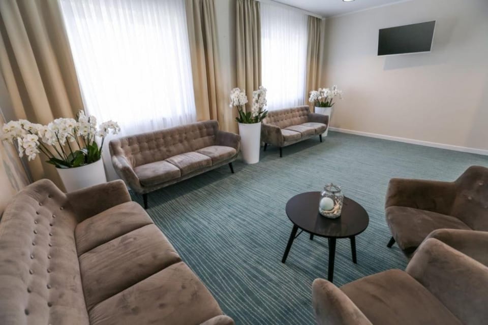 Communal lounge/ TV room, TV and multimedia, Seating area