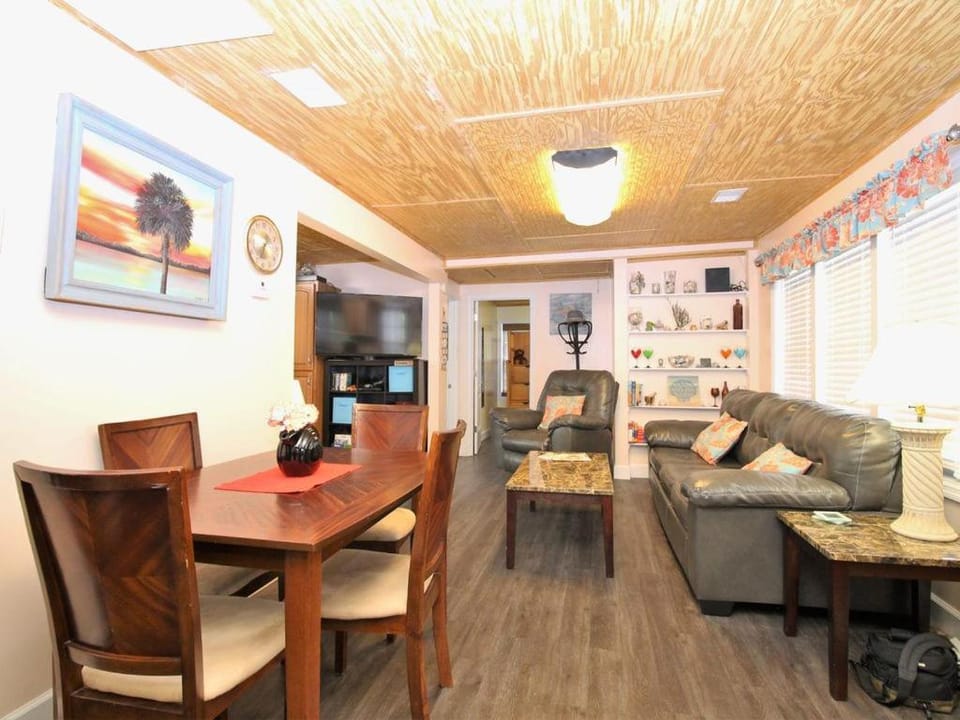 E Huron 401 House in Folly Beach