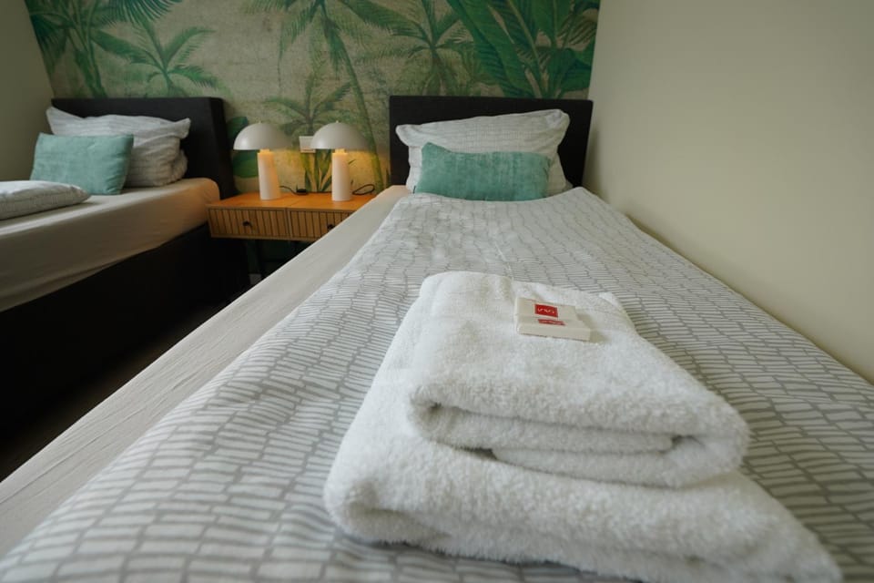 Photo of the whole room, towels