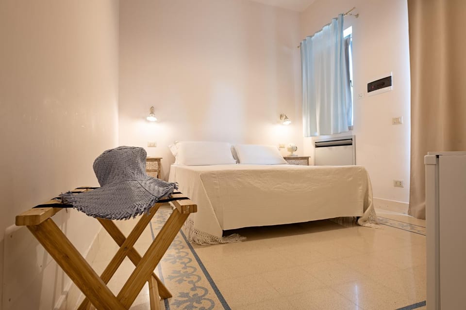TV and multimedia, Living room, Seating area, Bedroom