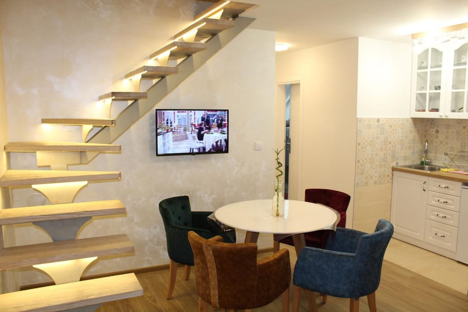 TV and multimedia, Kitchen or kitchenette, Living room, Seating area, Dining area