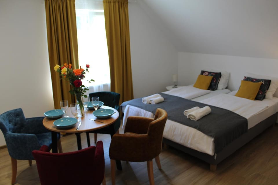 Bed, Living room, Photo of the whole room, Seating area, Dining area, Bedroom, towels