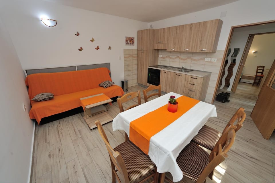 Communal lounge/ TV room, Kitchen or kitchenette, Living room, Dining area