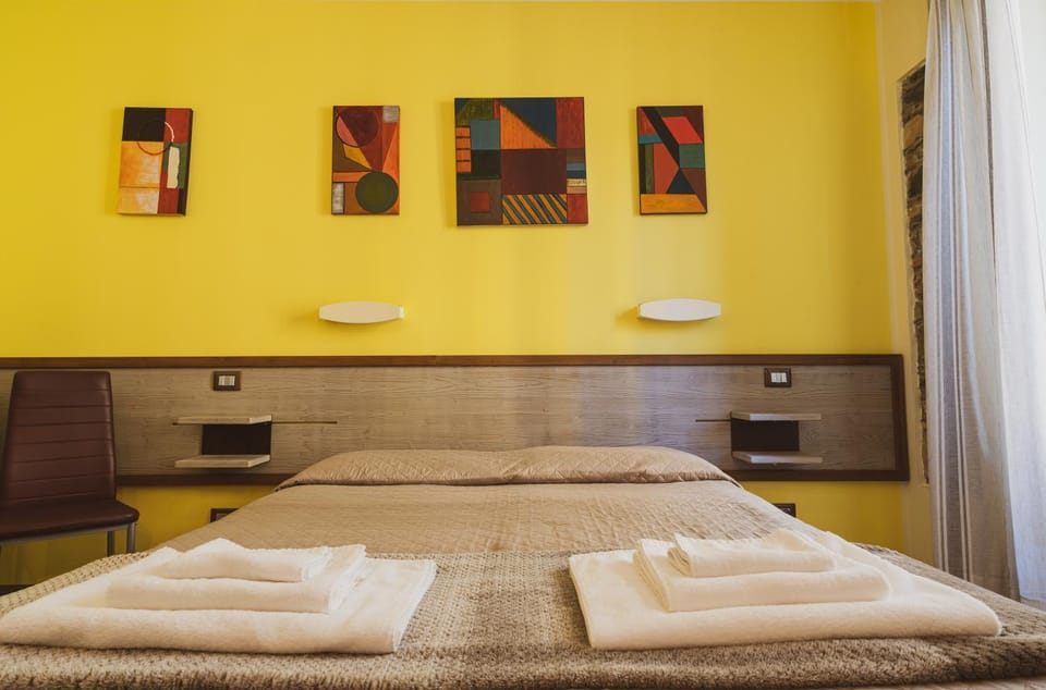 Bed, Bedroom, towels