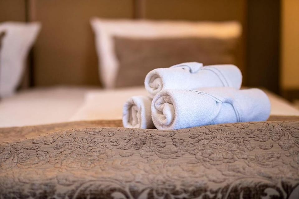 Bed, towels