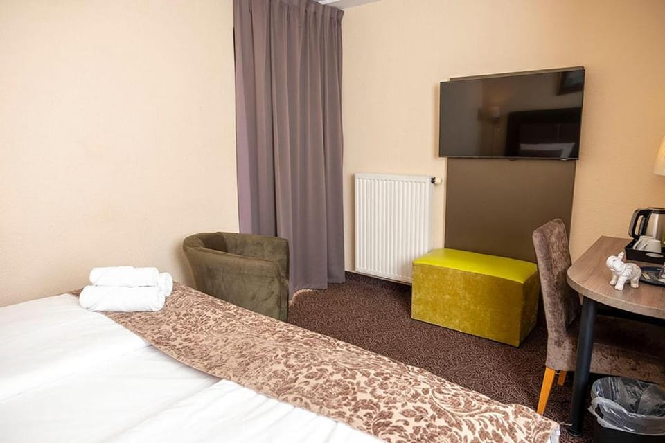 TV and multimedia, Seating area, hair dresser, oven
