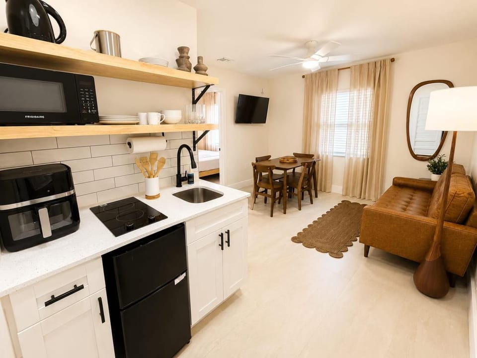 TV and multimedia, Coffee/tea facilities, Kitchen or kitchenette, Living room, Seating area, Dining area, internet, stove, toaster, air conditioner