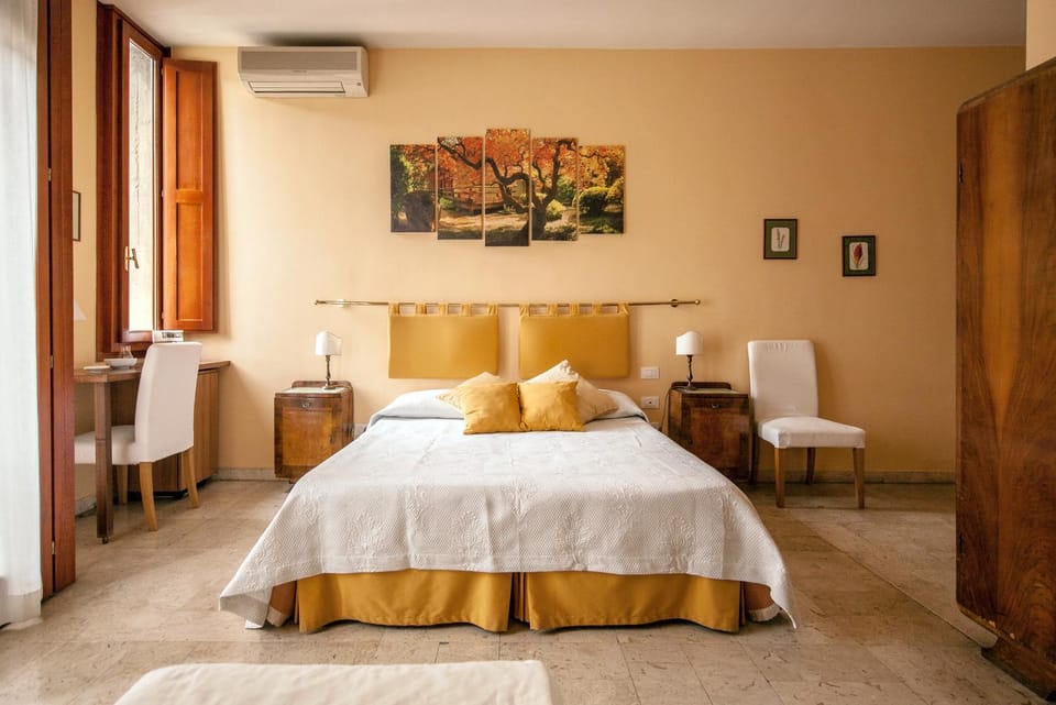 Bed, Photo of the whole room
